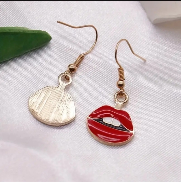 NWT LIPS  💋 Earrings - Picture 4 of 5